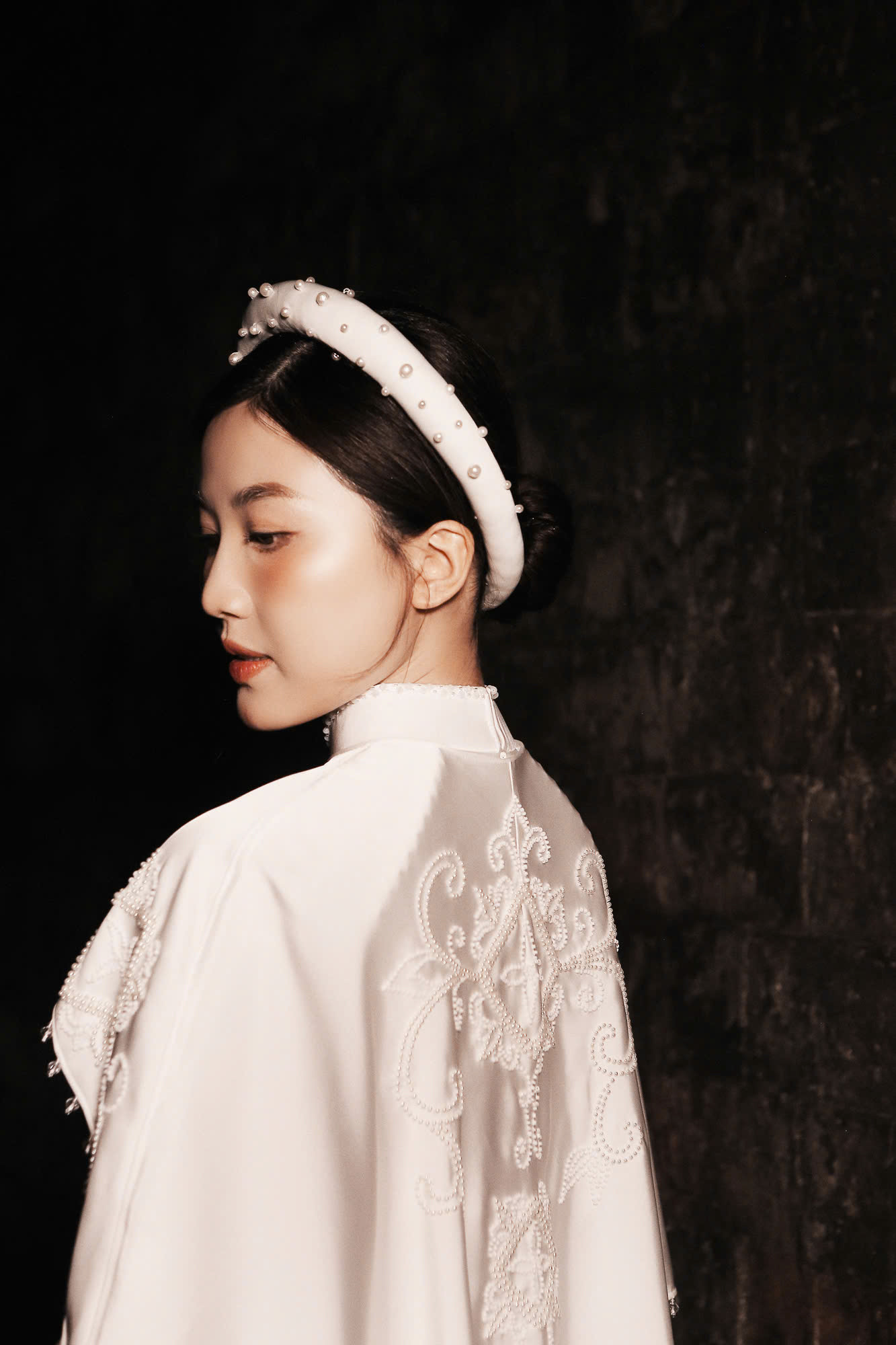 Diễn viên Lương Thanh diện áo dài trắng, khăn đóng với phần tay áo cách điệu lạ mắt.