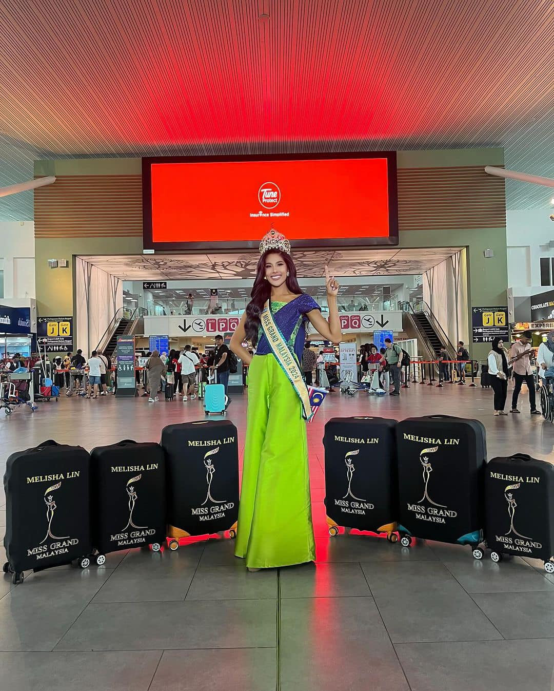 Đại diện Malaysia - Melisha Lin mặc trang phục tông màu xanh neon nổi bật ra sân bay để sang Campuchia dự thi.