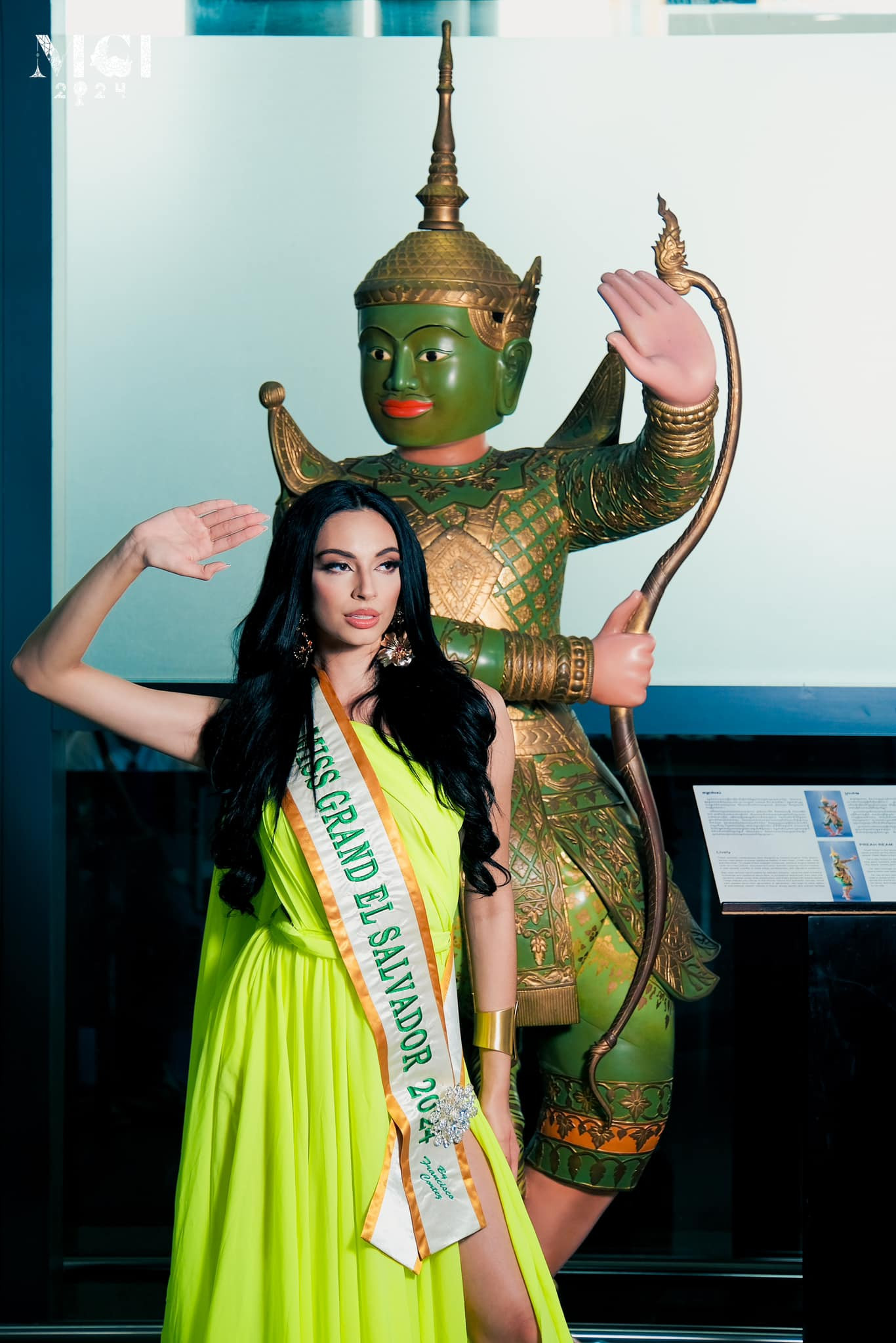 Hai người đẹp El Salvador và Chile cùng mặc gam màu vàng khi tới Campuchia dự thi.