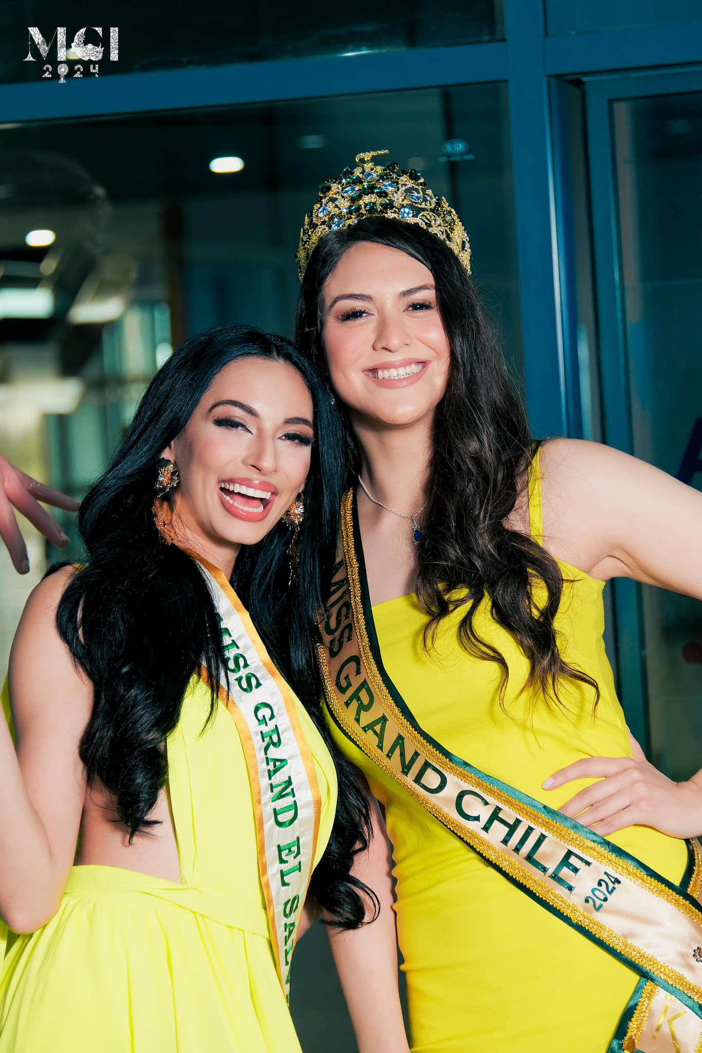 Hai người đẹp El Salvador và Chile cùng mặc gam màu vàng khi tới Campuchia dự thi.