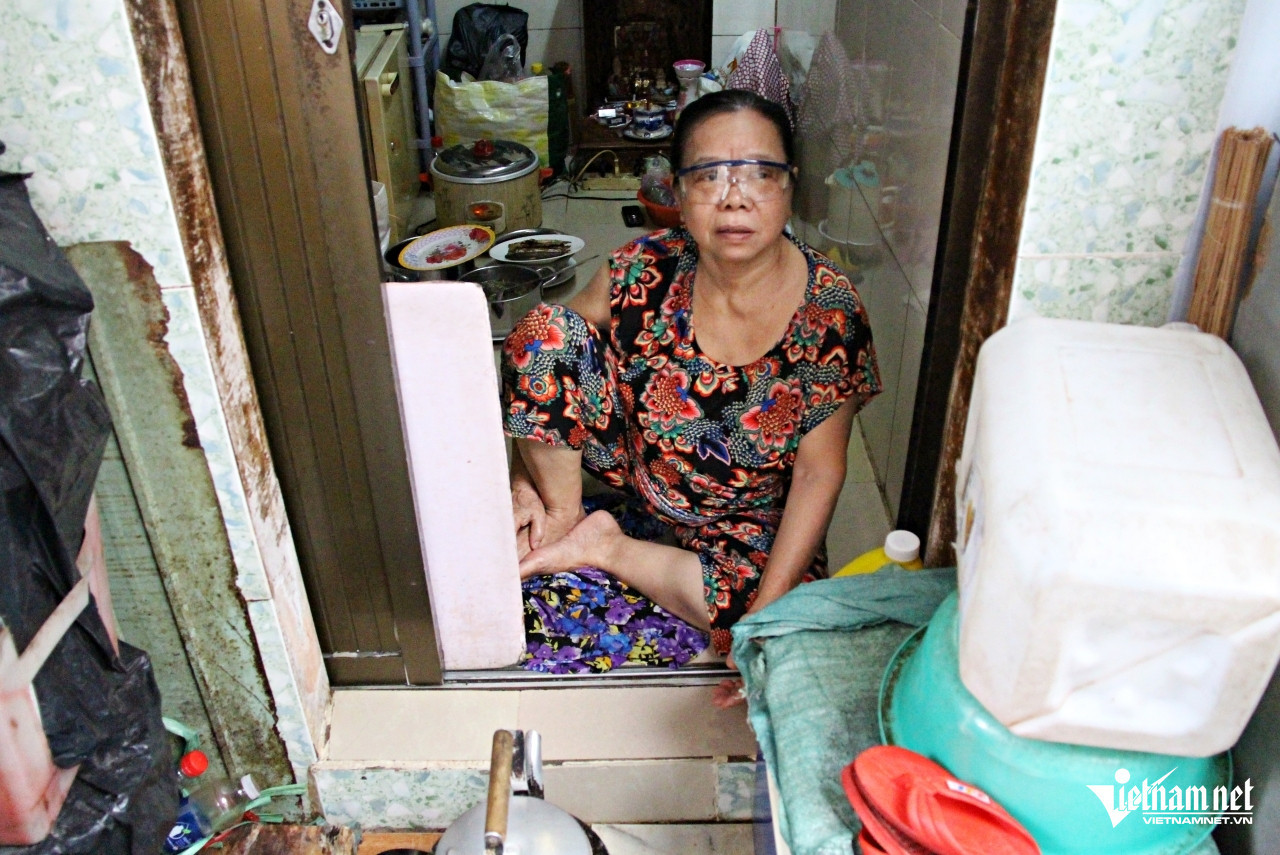 Bà Mừng gần như gắn bó cả đời với hẻm &quot;nhà thùng&quot;. Ảnh: Hà Nguyễn