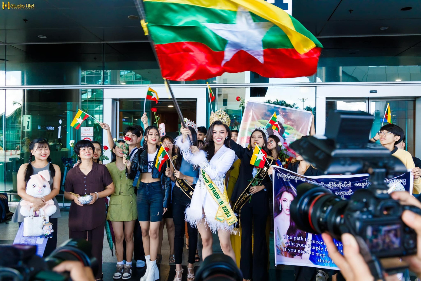 Đông đảo người hâm mộ đã ra sân bay tiễn Thae Su Nyein lên đường đi thi quốc tế. Cô nhận được sự cổ vũ lớn từ khán giả Myanmar. Nhiều người kỳ vọng người đẹp mang về chiếc vương miện vàng đầu tiên cho Myanmar.