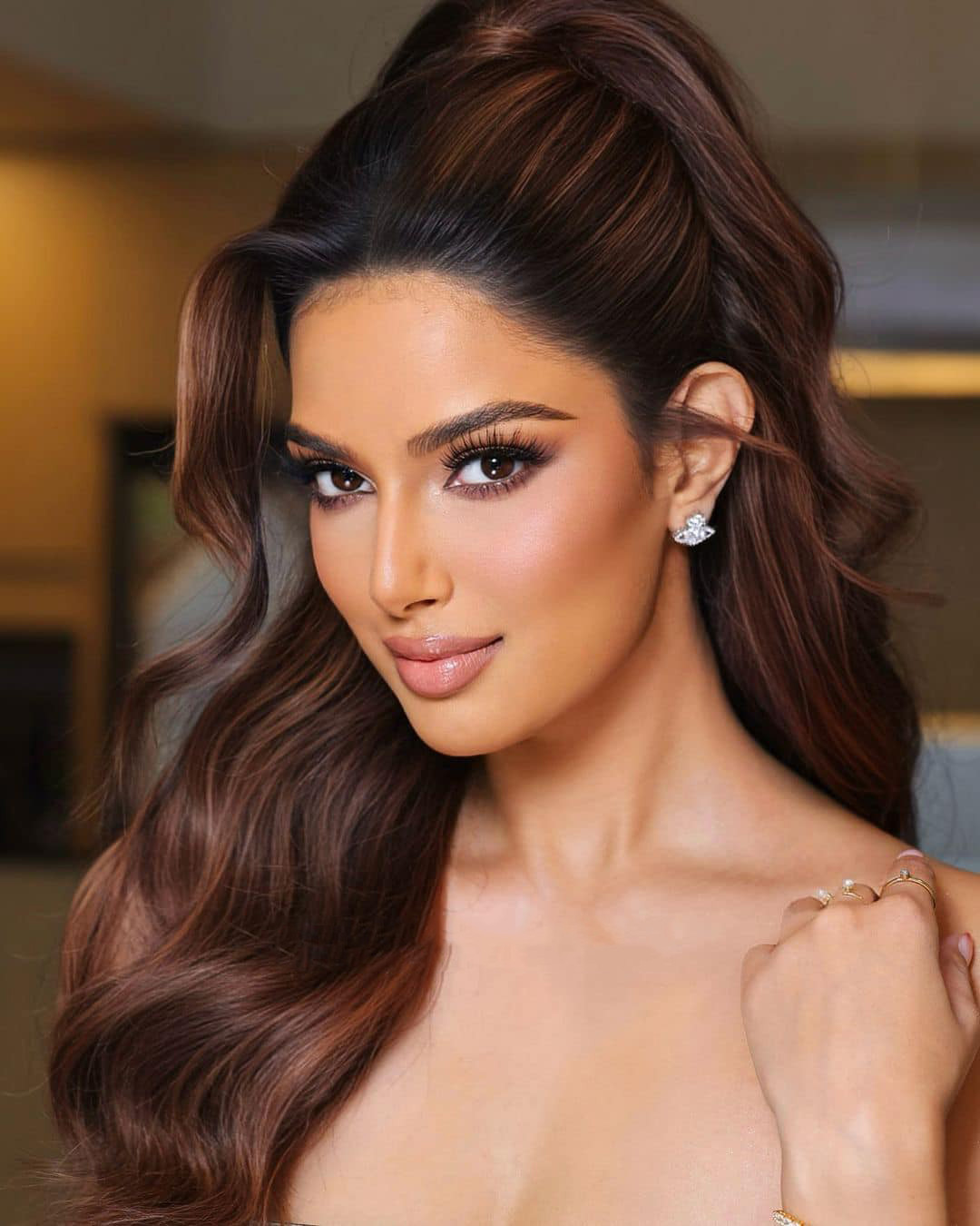 Harnaaz Sandhu làm giám khảo Miss Cosmo 2024.