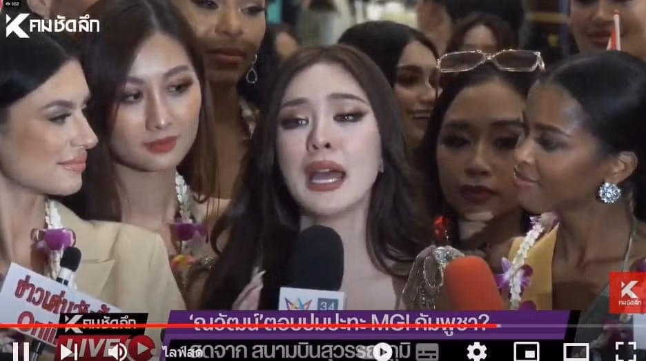 Người đẹp Malin Chara-anan khóc nức nở ở sân bay Thái Lan.