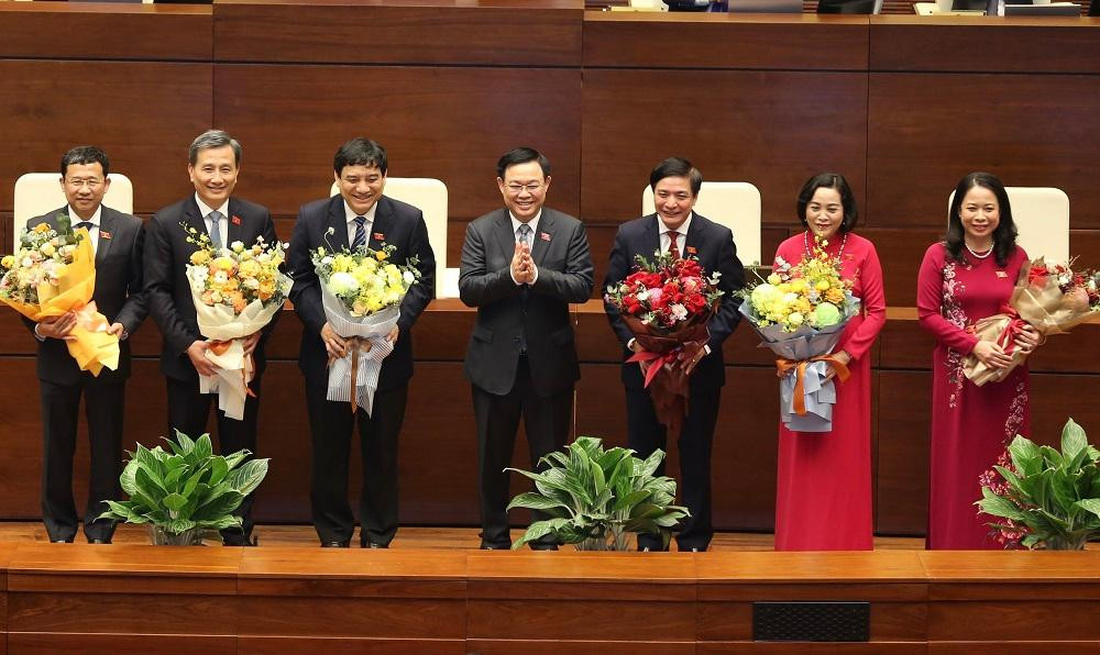 Chủ tịch Quốc hội Vương Đình Huệ tặng hoa chúc mừng các nhân sự được bầu trong chiều 6/4 (Ảnh Như Ý) Chủ tịch Quốc hội Vương Đình Huệ tặng hoa chúc mừng các nhân sự được bầu trong chiều 6/4 (Ảnh Như Ý)