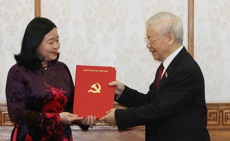 Tổng Bí thư Nguyễn Phú Trọng trao quyết định cho bà Bùi Thị Minh Hoài (ảnh TTXVN) Tổng Bí thư Nguyễn Phú Trọng trao quyết định cho bà Bùi Thị Minh Hoài (ảnh TTXVN)