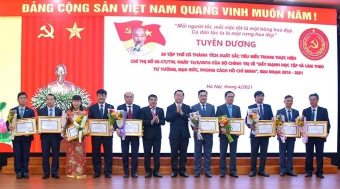 Ông Nguyễn Trọng Nghĩa trao thưởng cho các tập thể và cá nhân có thành tích xuất sắc tiêu biểu trong thực hiện Chỉ thị số 05.