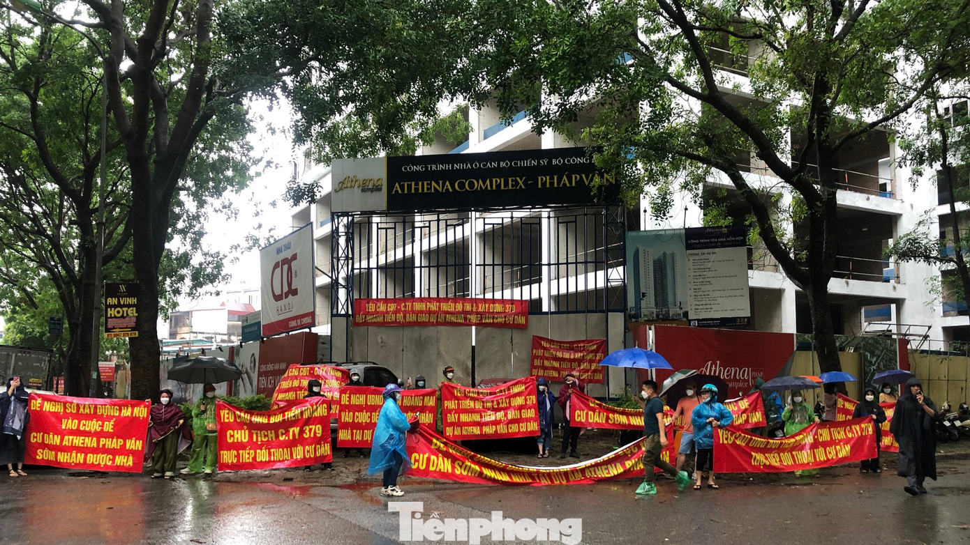 Sáng 24/5, hàng chục khách hàng đội mưa, tập trung trước cổng dự án và trụ sở UBND quận Hoàng Mai để băng rôn đòi nhà, kêu cứu do dự án &quot;vỡ&quot; tiến độ, chủ đầu tư liên tục thất hứa, chậm bàn giao nhà.