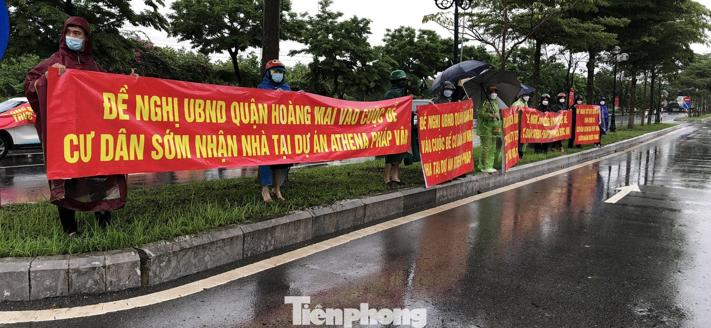 Khách hàng mua căn hộ dự án Athena Complex Pháp Vân cho biết, từ đầu năm 2018 đến nay, Công ty xây dựng 379 đã thực hiện ký kết hợp đồng mua bán với hàng trăm khách hàng. Có những khách hàng đóng 70%, thậm chí là 95% giá trị căn hộ. Thời hạn bàn giao nhà theo hợp đồng ký kết là quý IV/2020. Tuy nhiên, đến nay dự án chậm tiến độ hơn 1 năm nhưng chủ đầu tư liên tục trì hoãn bàn giao nhà.