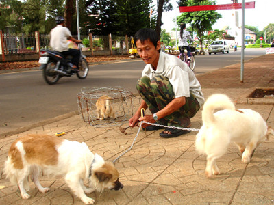 Ông Cu Lì vẫn lạc quan dù mang HIV 20 năm nay. Ảnh: Hoàng thiên nga