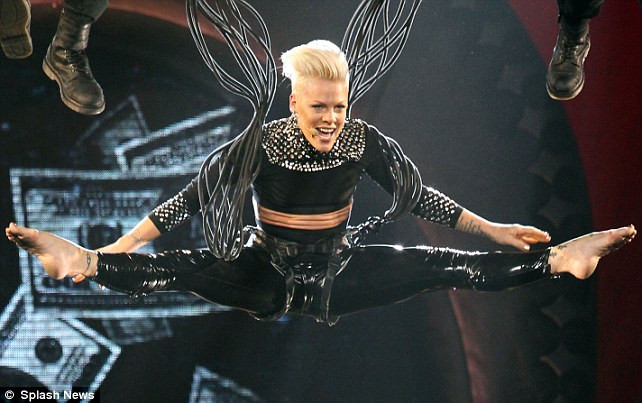 Pink khoe tài nhào lộn ấn tượng