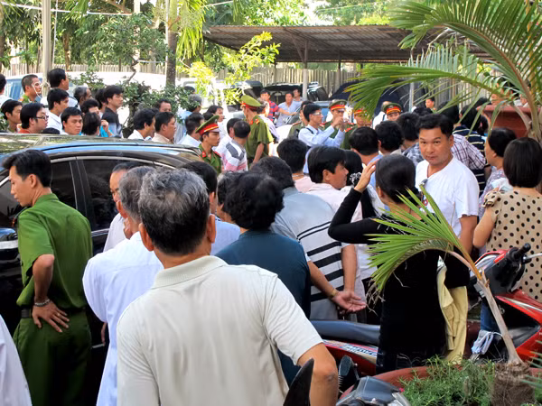 Người dân xúm quanh các quan đánh cờ tiền tỷ