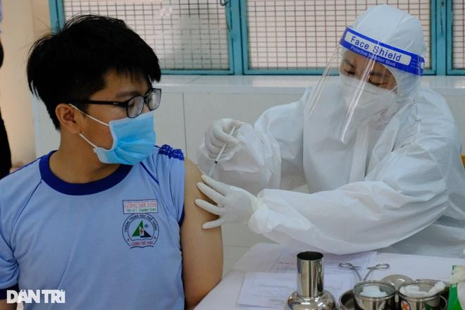 Tiêm vaccine Covid-19 cho học sinh tại TPHCM (Ảnh: Hoàng Lê) Tiêm vaccine Covid-19 cho học sinh tại TPHCM (Ảnh: Hoàng Lê)