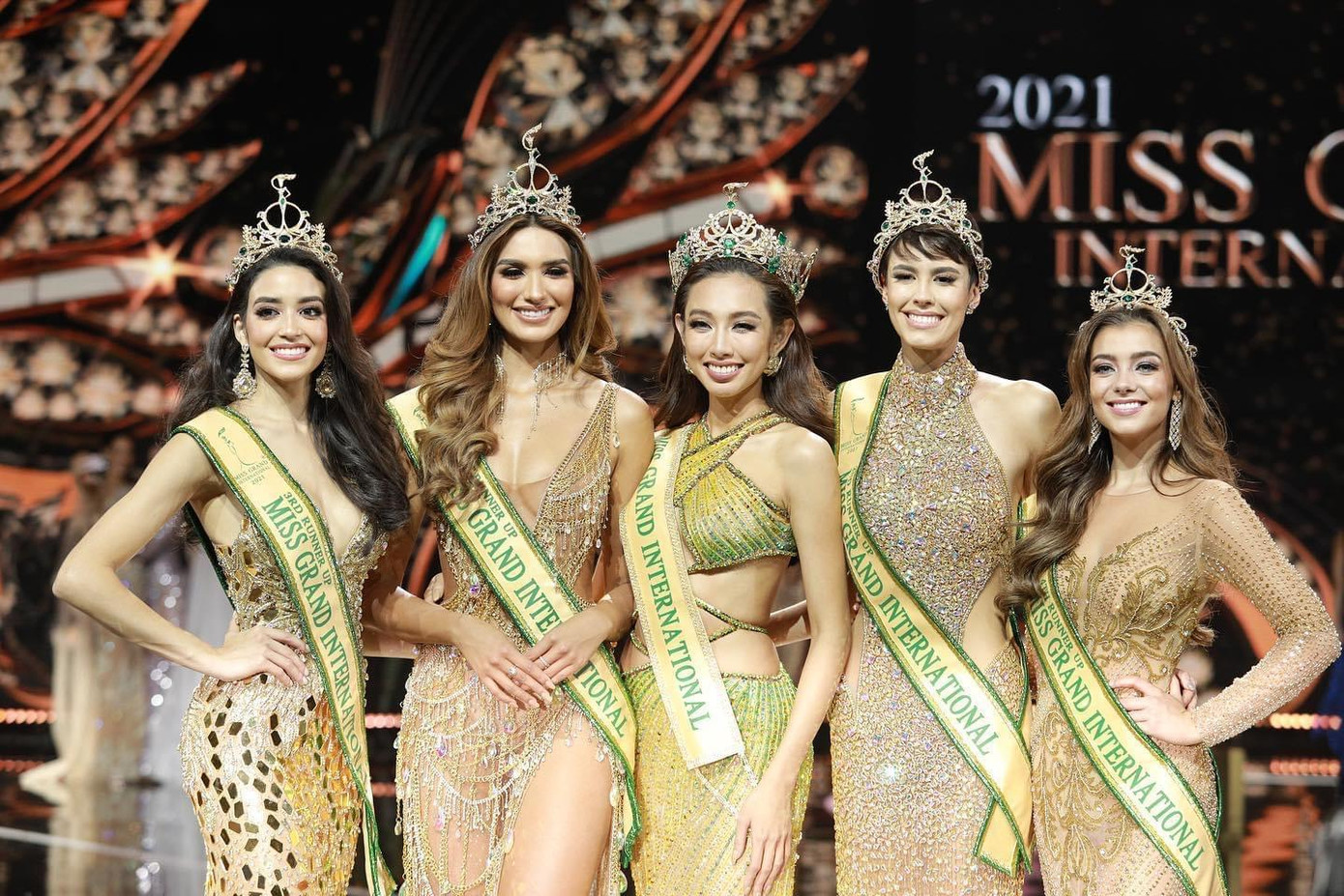 Thuỳ Tiên và bốn Á hậu trong đêm chung kết Miss Grand 2021.