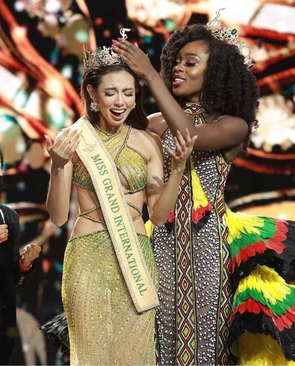 Thuỳ Tiên vỡ oà khi đăng quang Miss Grand 2021.