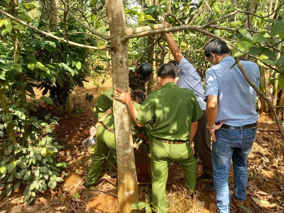 Công an tìm tung tích chị O. tại những vị trí nghi vấn. Ảnh: Quang Hưng
