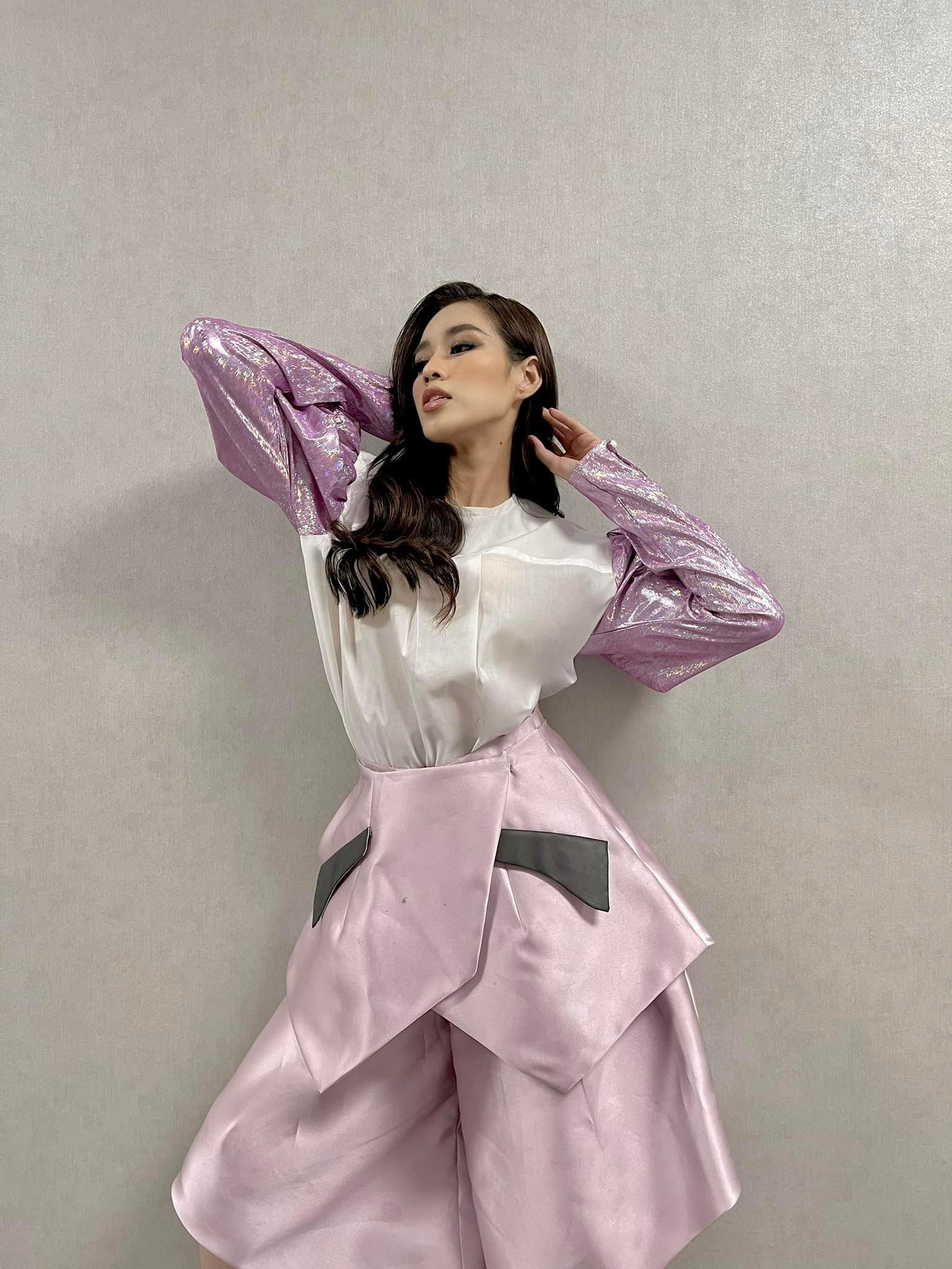 Đỗ Thị Hà cá tính, khác lạ khi diện đồ của nhà thiết kế Puerto Rico. Đỗ Thị Hà cá tính, khác lạ khi diện đồ của nhà thiết kế Puerto Rico.