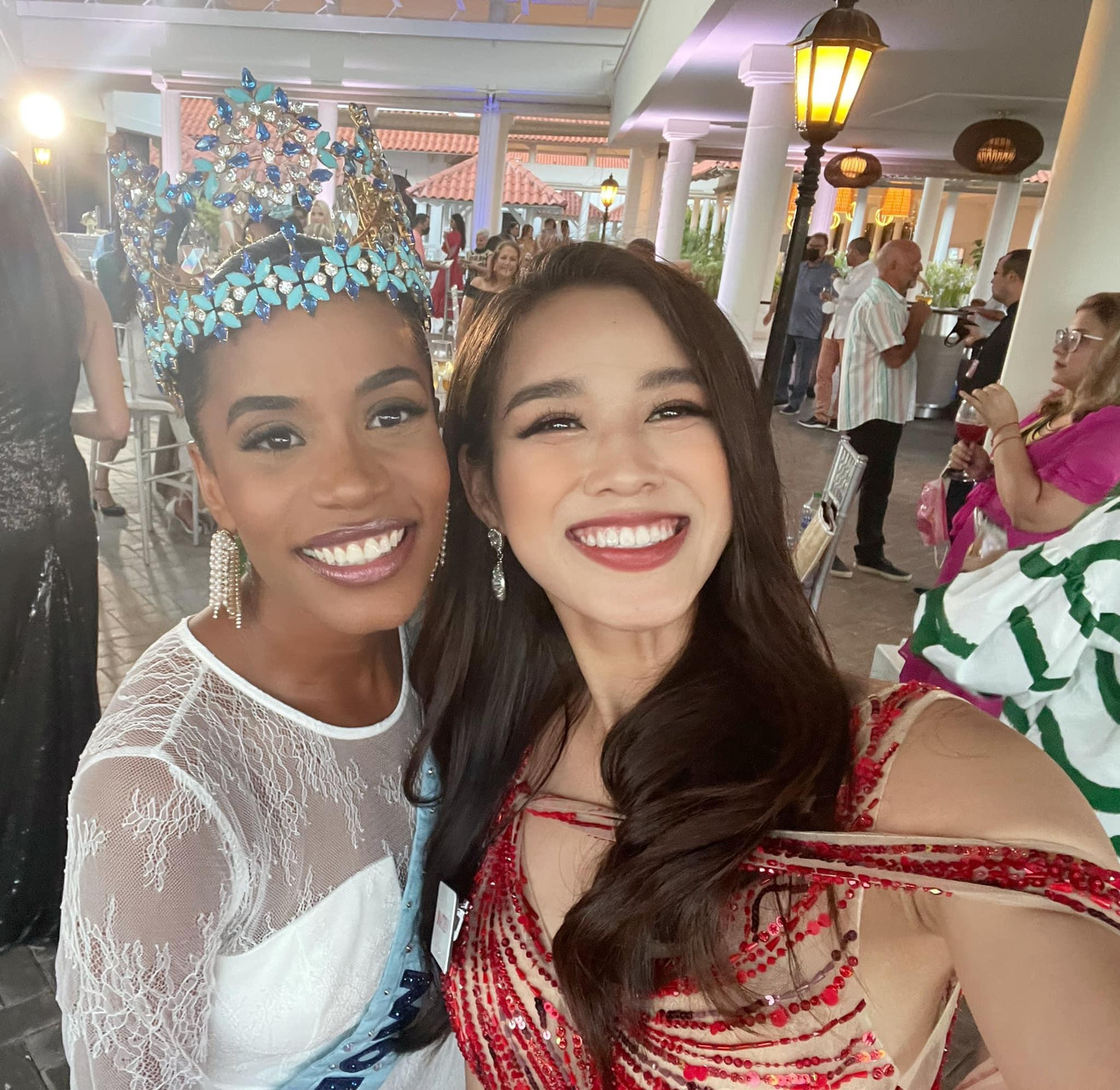 Toni-Ann Singh sẽ trao lại vương miện cho người kế nhiệm trong đêm chung kết vào tối 16/12 tới đây. Các fans hy vọng Toni-Ann Singh sẽ truyền may mắn cho Đỗ Thị Hà để cô có thể đạt được thành tích cao.