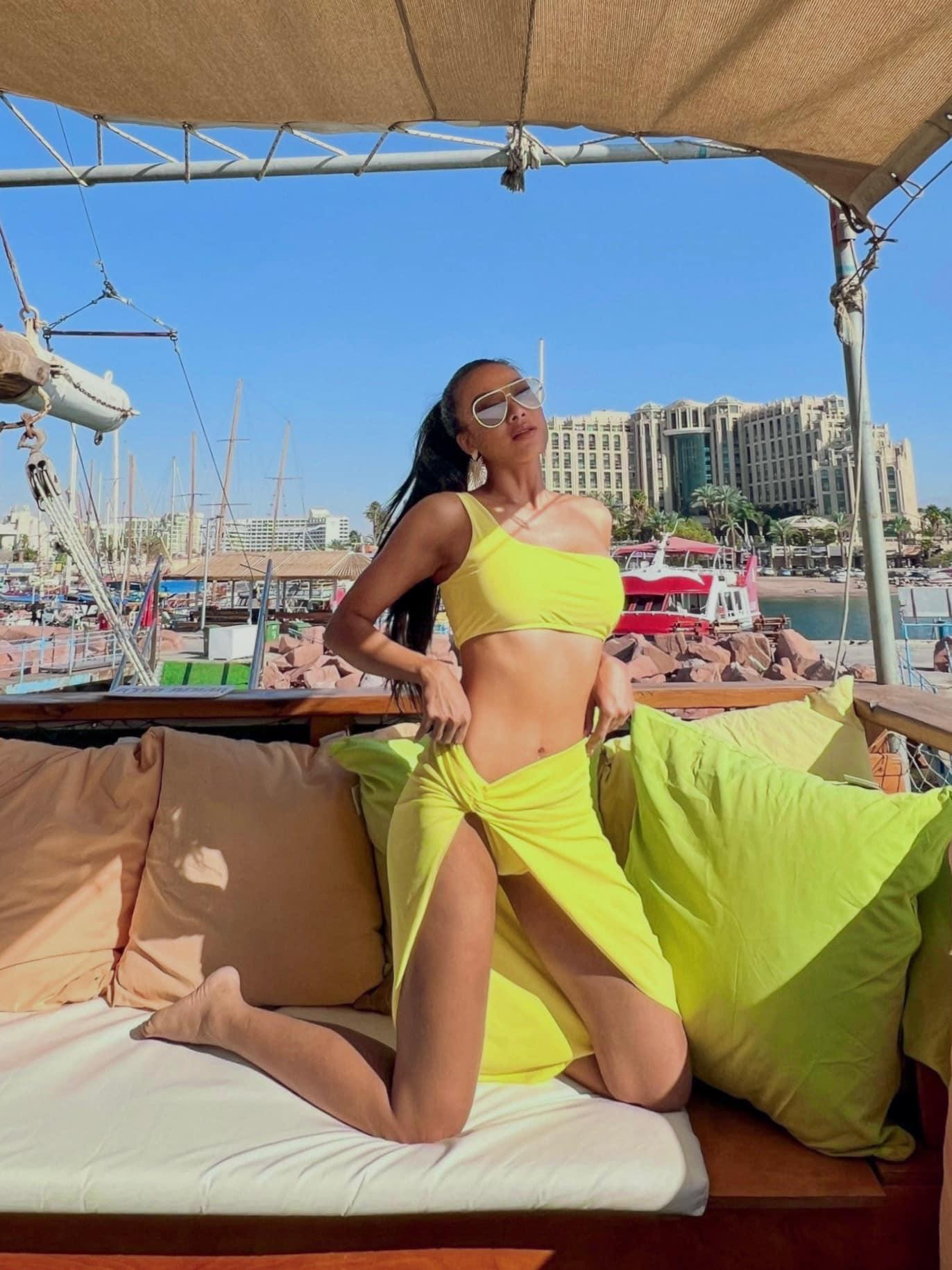 Khi đọ dáng cùng dàn thí sinh khu vực châu Mỹ Latinh, Kim Duyên cũng không hề bị 'lép vế'. Khi đọ dáng cùng dàn thí sinh khu vực châu Mỹ Latinh, Kim Duyên cũng không hề bị 'lép vế'.