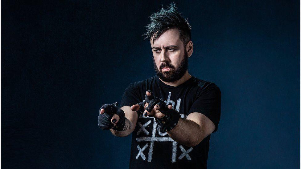 Nhạc sĩ Kris Halpin rất khó khăn để mua được xe mới, chỉ vì thiếu chip (Ảnh: BBC).