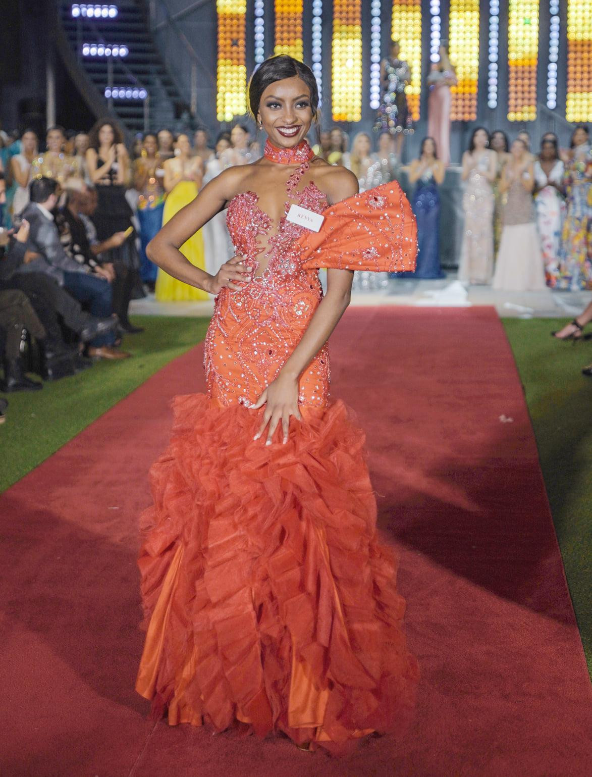 Đại diện Kenya diện bộ váy tông màu hồng có thiết kế cầu kỳ.