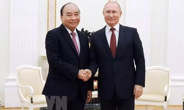 Tổng thống Nga Vladimir Putin đón Chủ tịch nước Nguyễn Xuân Phúc tại Moskva hiều 30/11/2021. (Ảnh: TTXVN)
