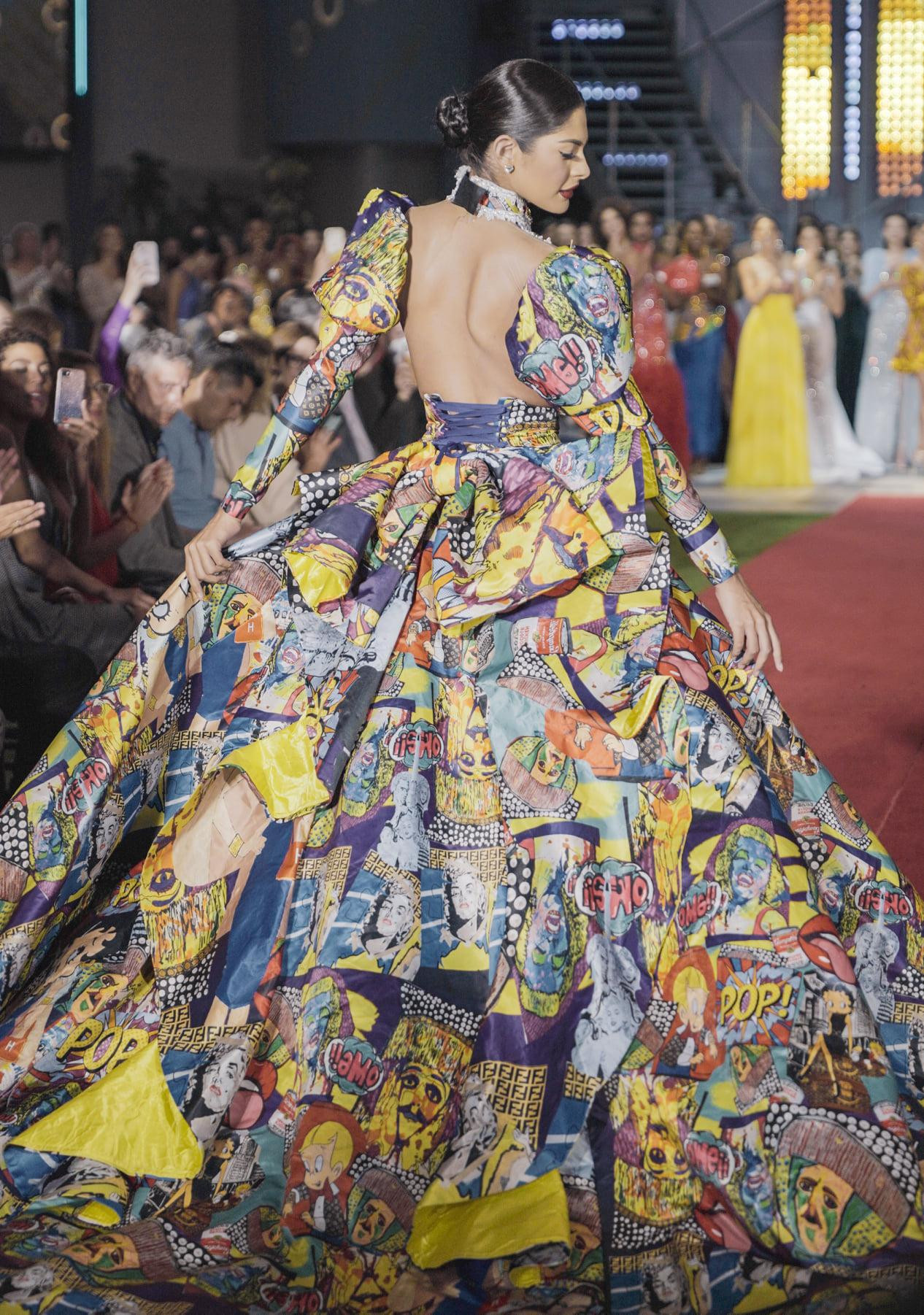 Mỹ nhân Nicaragua nổi bật trên sàn diễn với bộ váy hoạ tiết rực rỡ màu sắc.