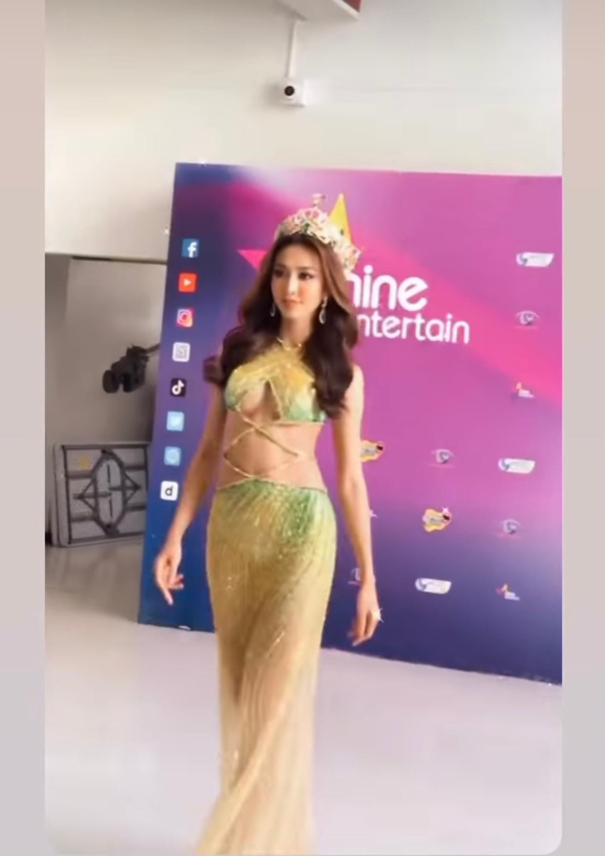 Thuỳ Tiên diện lại váy dạ hội trong đêm chung kết để tham gia media tour. Thuỳ Tiên diện lại váy dạ hội trong đêm chung kết để tham gia media tour.