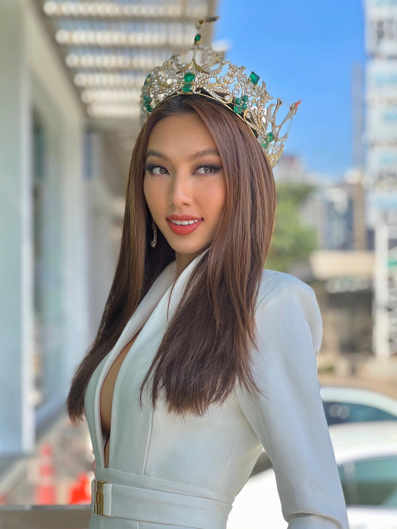 Thùy Tiên rạng rỡ và quyến rũ trong lần đầu xuất hiện với tư cách là Miss Grand 2021.