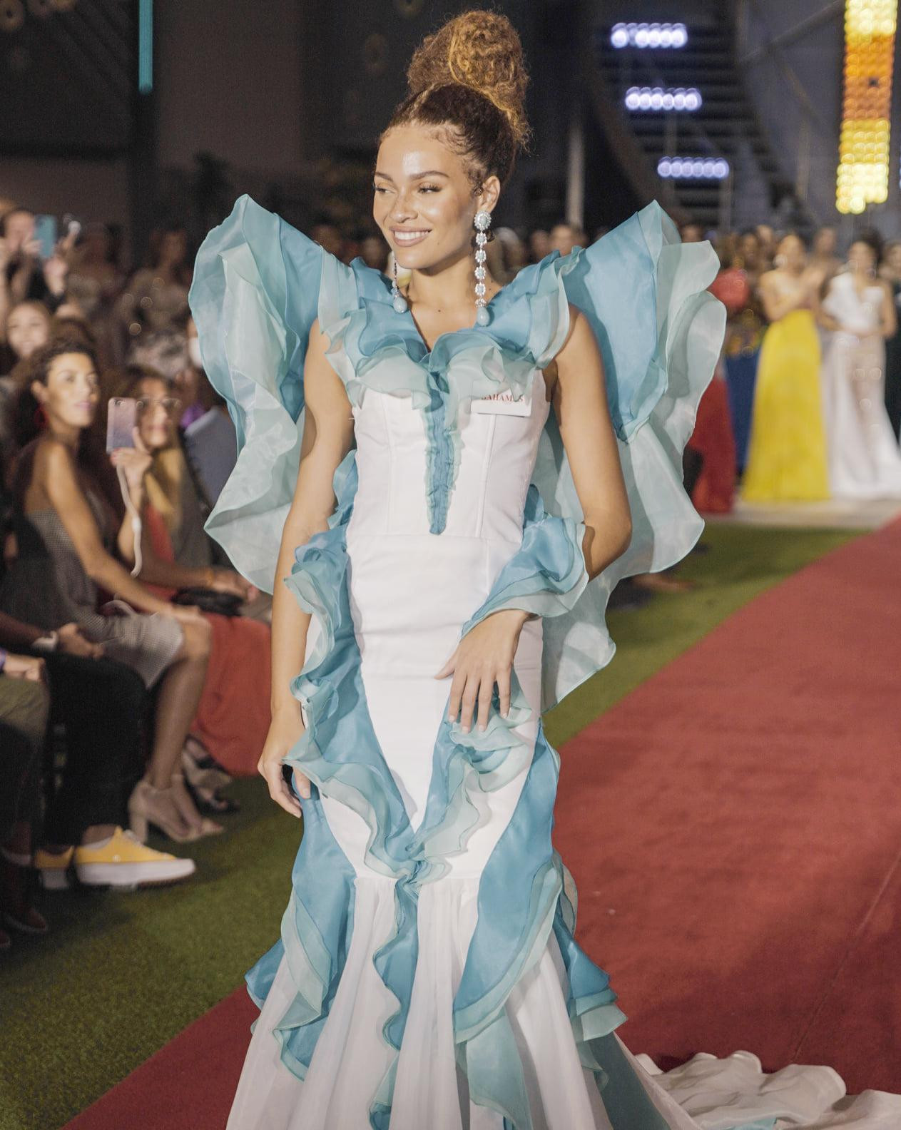 Người đẹp Bahamas diện thiết kế lạ mắt.