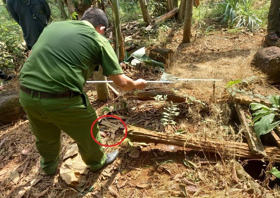 Một mảnh áo của nạn nhân được tìm thấy cách hiện trường 500m, bên cạnh miệng giếng. Ảnh: Quang Hưng