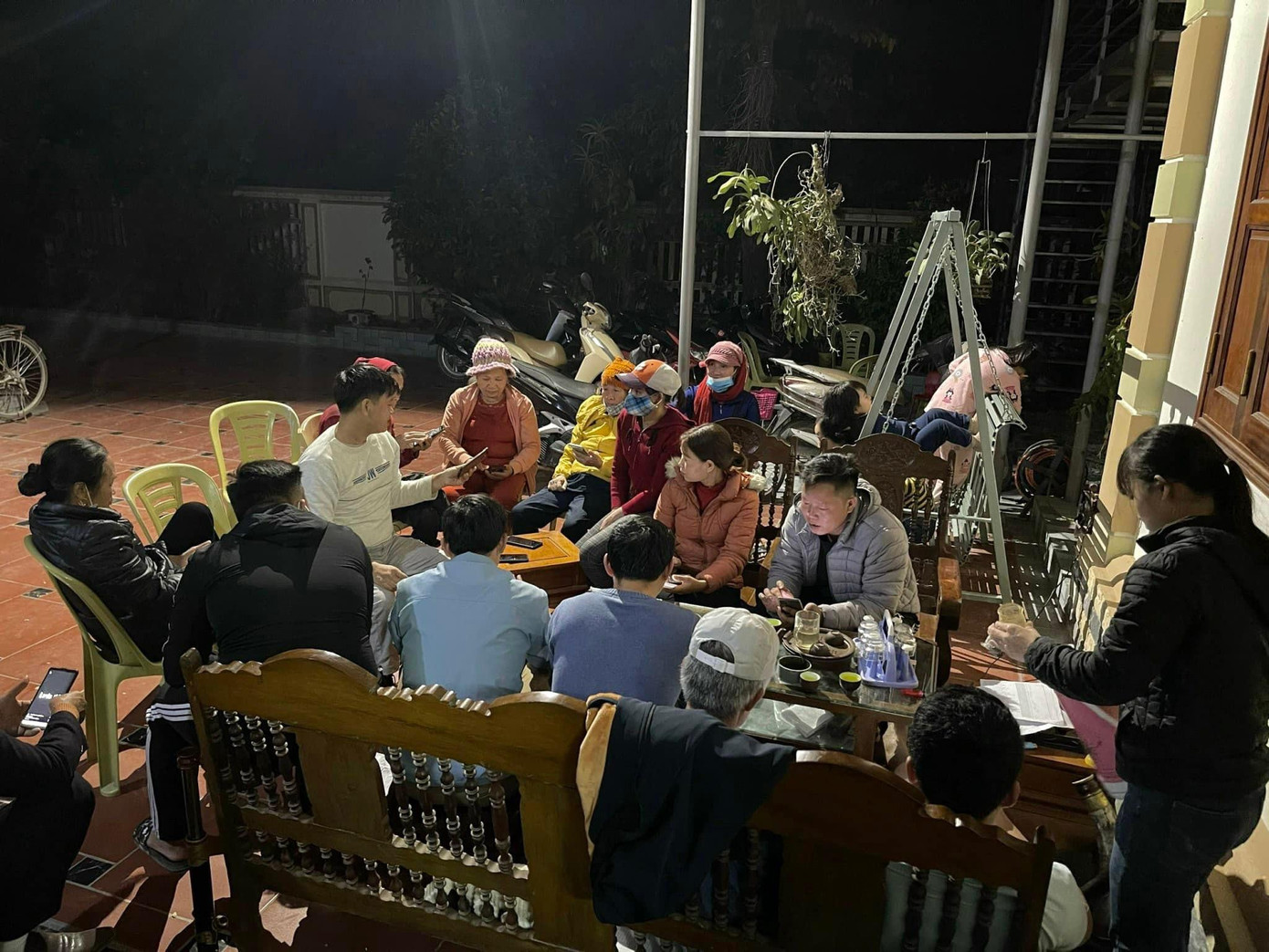 Hình ảnh gia đình, hàng xóm miệt mài bình chọn cho Đỗ Thị Hà trong phần thi Head to Head Challenge. Hình ảnh gia đình, hàng xóm miệt mài bình chọn cho Đỗ Thị Hà trong phần thi Head to Head Challenge.