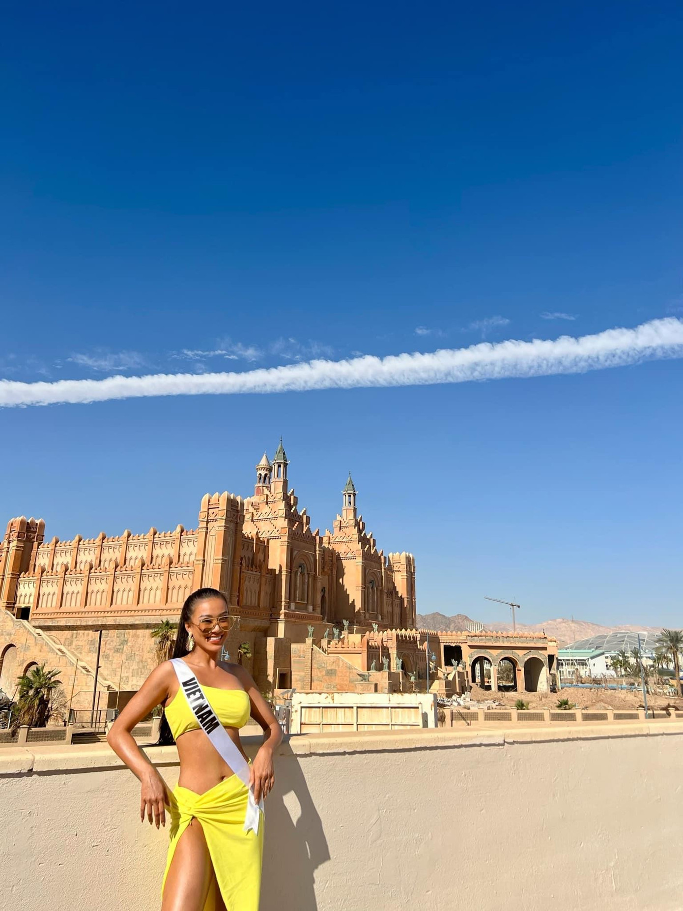 Khi ngắm cảnh từ trên du thuyền, Kim Duyên đã thay bộ bikini tông màu vàng rực, khoe trọn vóc dáng nóng bỏng và quyến rũ. Khi ngắm cảnh từ trên du thuyền, Kim Duyên đã thay bộ bikini tông màu vàng rực, khoe trọn vóc dáng nóng bỏng và quyến rũ.