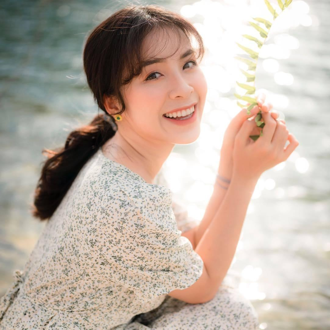 Hình ảnh nhẹ nhàng ngoài đời của nữ diễn viên sinh năm 1997.