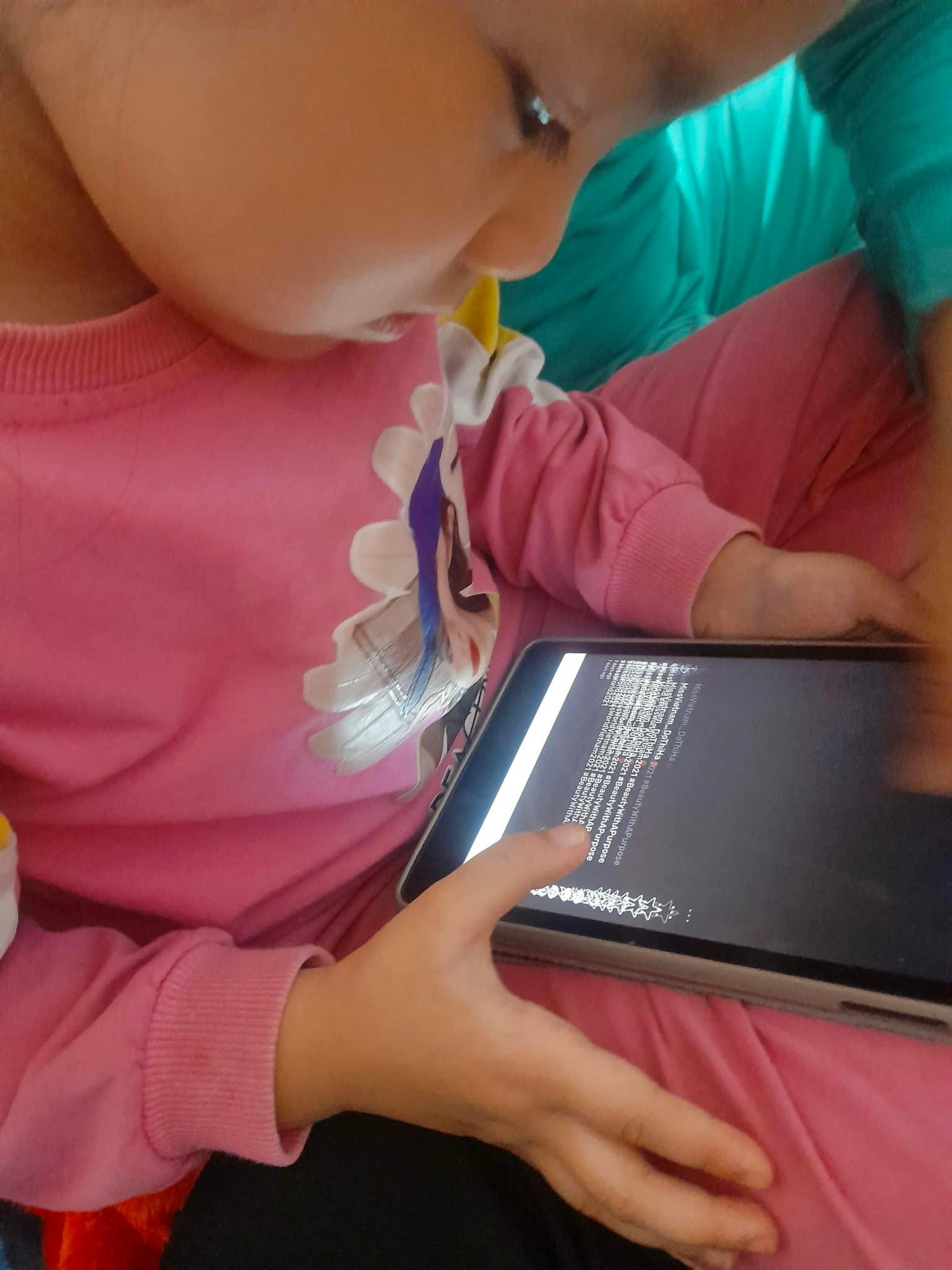 Không chỉ người lớn mà các em nhỏ cũng miệt mài bình chọn cho Đỗ Thị Hà.