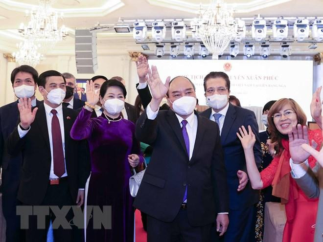 Chủ tịch nước Nguyễn Xuân Phúc gặp gỡ đại diện cộng đồng Việt Nam tại Liên bang Nga. (Ảnh: Thống Nhất/TTXVN)