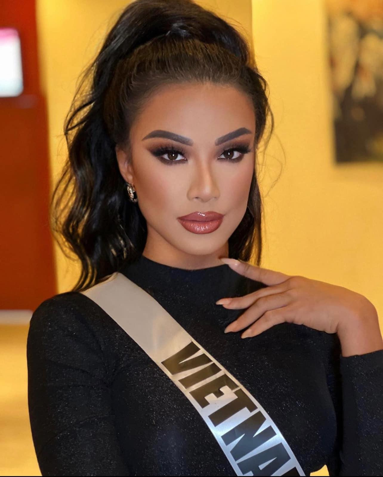 Làm việc cùng các chuyên gia trang điểm của Miss Universe, Kim Duyên biến hoá khiến fans không nhận ra. Làm việc cùng các chuyên gia trang điểm của Miss Universe, Kim Duyên biến hoá khiến fans không nhận ra.