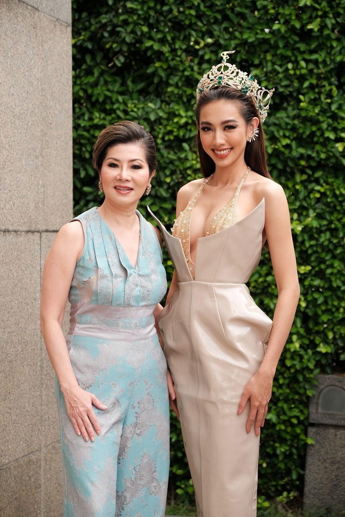 Thuỳ Tiên và bà phó chủ tịch Miss Grand International khi tham gia media tour.