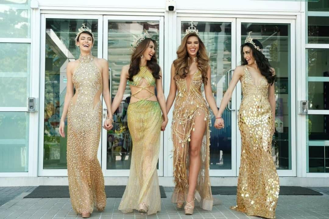 Thiết kế với hai tông màu vàng ánh kim và xanh được kết hợp hài hoà rất phù hợp với chiếc vương miện vàng của Miss Grand International. Điểm nhấn của bộ váy đó chính là chi tiết cut-out táo bạo giúp Thuỳ Tiên khoe trọn đường cong nóng bỏng.