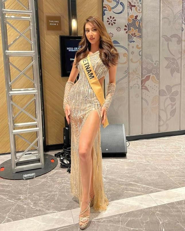 Vừa đặt chân tới Thái Lan, Nguyễn Thúc Thuỳ Tiên đã nhận được tin vui trở thành người dẫn đầu cuộc bình chọn những thí sinh được yêu thích nhất trước thềm Miss Grand 2021. Với chiến thắng này, Thuỳ Tiên đã giành được đặc quyền đó là dùng bữa tối cùng với chủ tịch cuộc thi Miss Grand là Mr. Nawat và phó chủ tịch cuộc thi là Mrs. Teresa cùng đương kim Hoa hậu Hòa bình thế giới 2020 Abena Appiah.