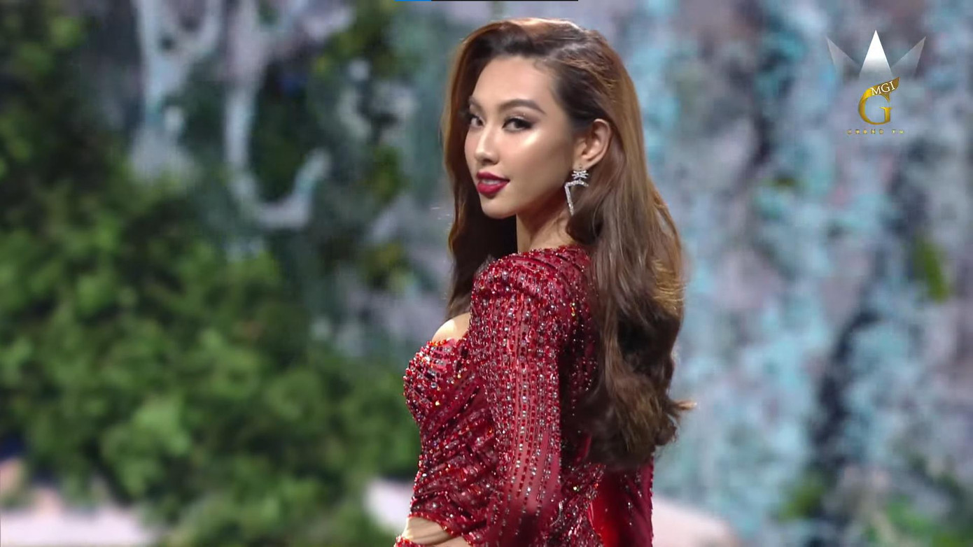 Thuỳ Tiên trong phần thi trang phục dạ hội.