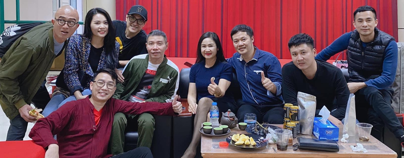 NSND Công Lý đã quay trở lại với công việc tại Nhà hát Kịch Hà Nội và hội ngộ với đồng nghiệp.