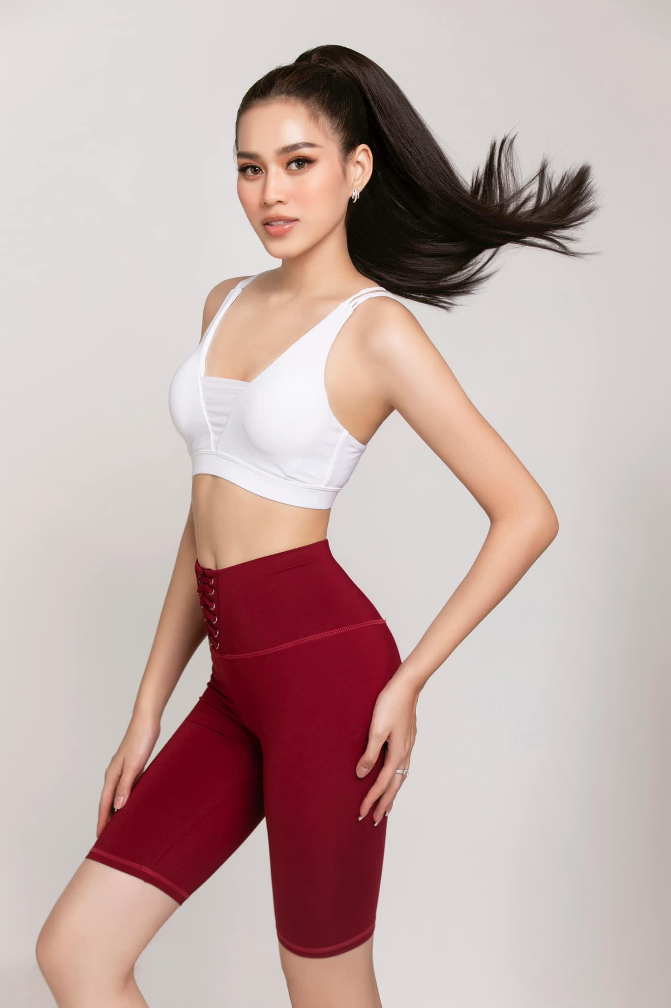 Áo crop-top giúp người đẹp phô trọn vòng eo quyến rũ. Áo crop-top giúp người đẹp phô trọn vòng eo quyến rũ.