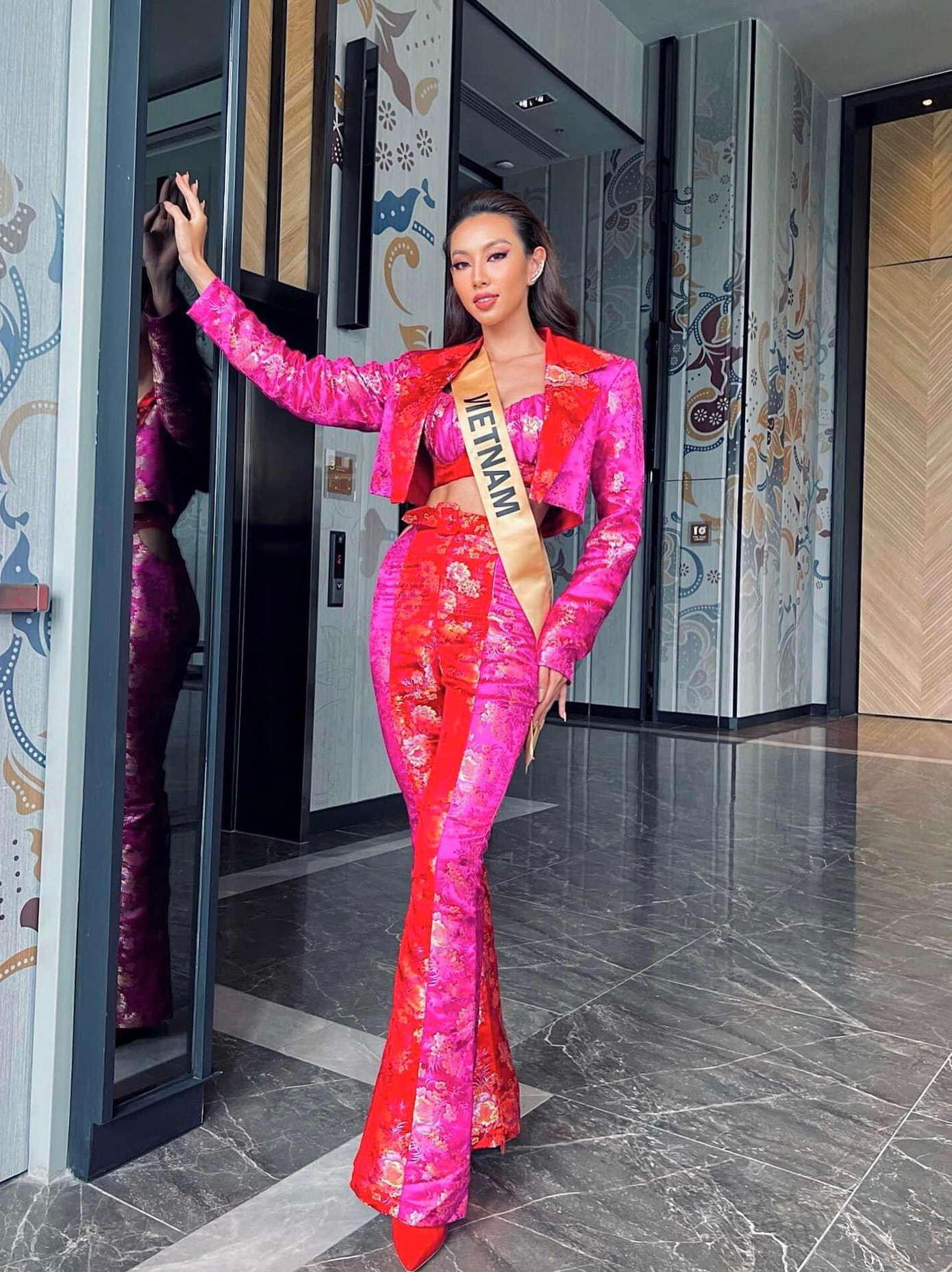 Sáng 25/11, Thuỳ Tiên và các thí sinh của cuộc thi Miss Grand International 2021 đã bước vào phần thi phỏng vấn kín cùng với ban giám khảo. Thuỳ Tiên diện set đồ với hoạ tiết hoa, tông màu nổi vô cùng rực rỡ và nổi bật. Điểm nhấn của set đồ này là áo crop-top khoe trọn vòng eo săn chắc, nóng bỏng.