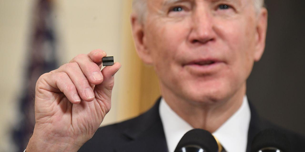 Tổng thống Joe Biden cầm một con chip trên tay khi ông phát biểu trước khi ký ban hành sắc lệnh về việc đảm bảo các chuỗi cung ứng cho chip máy tính vào ngày 24/2 (Ảnh: AFP/ Getty Images).