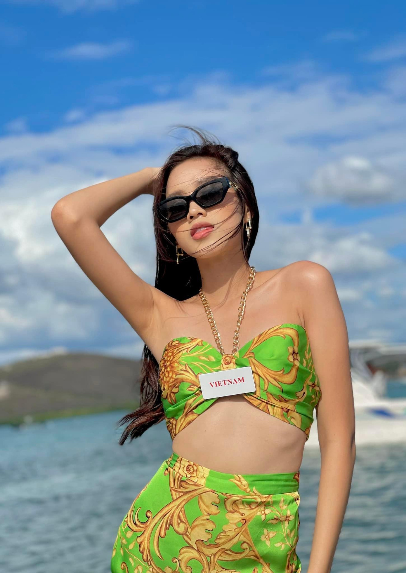 Đỗ Thị Hà chứng tỏ khả năng ngoại giao khi liên tục góp mặt trên các bài đăng của đại diện nhan sắc các nước khác.