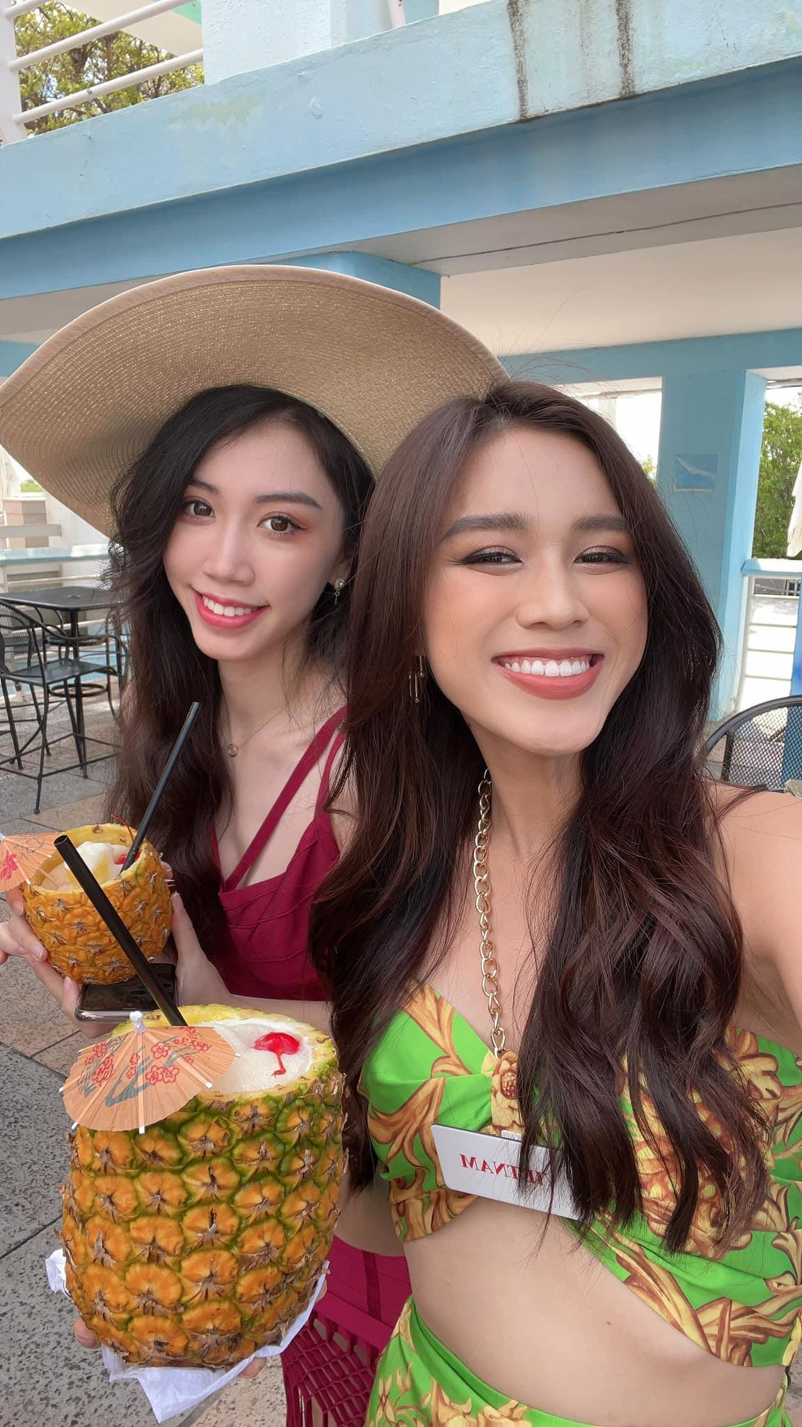 Đỗ Thị Hà rạng rỡ bên Hoa hậu Trung Quốc. Trước đó, Đỗ Thị Hà đã cho người đẹp này mượn bộ váy vàng để mặc trong phần thi Head to Head Challenge.