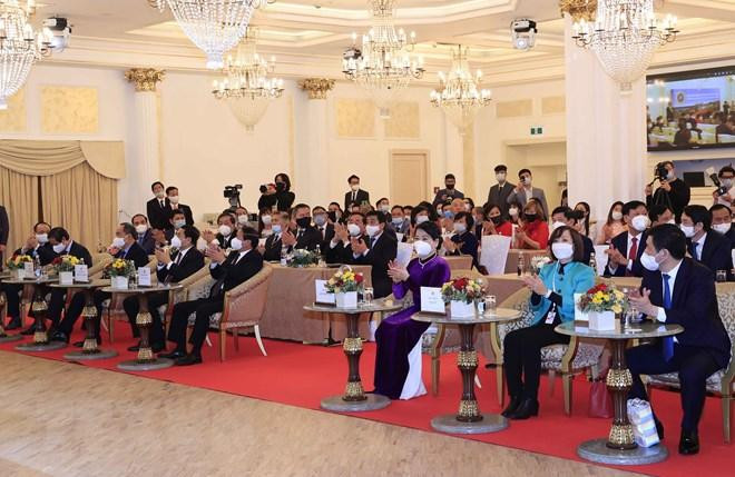 Chủ tịch nước lắng nghe, ghi nhận các kiến nghị được bà con nêu trong cuộc gặp, và hứa sẽ đưa ra những quyết sách để tạo thuận lợi cho bà con trở về Việt Nam trong tình hình mới, giúp bà con ngày càng gắn kết, gần gũi hơn với Tổ quốc. (Ảnh: Thống Nhất/TTXVN)