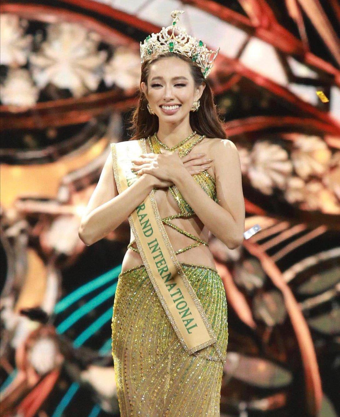 Thuỳ Tiên vỡ oà khi đăng quang Miss Grand 2021. Thuỳ Tiên vỡ oà khi đăng quang Miss Grand 2021.