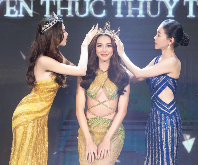 Bà Phạm Kim Dung trao vương miện Miss Grand Vietnam 2021 cho Thuỳ Tiên trước khi lên đường đi thi.